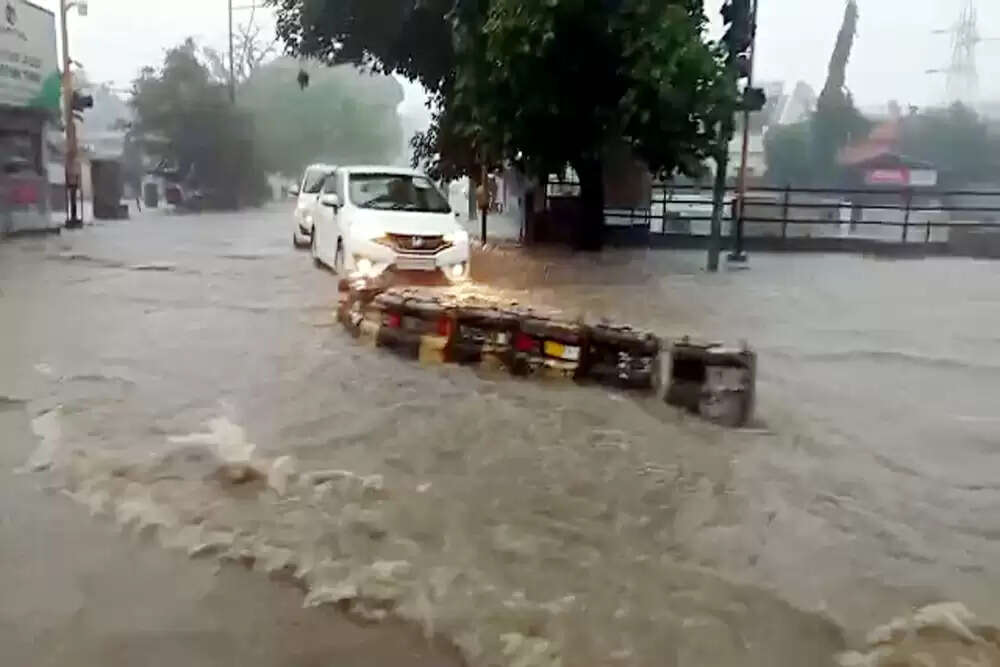 उत्तराखंड में भारी बारिश की चेतावनी, स्कूल बंद