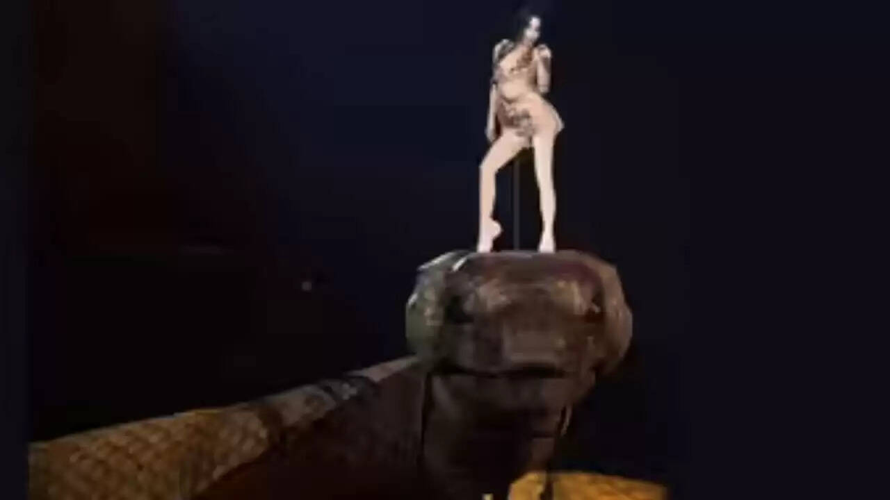 जॉलिन त्साई का अनोखा डांस: 30 मीटर लंबे सांप पर परफॉर्मेंस ने मचाई धूम