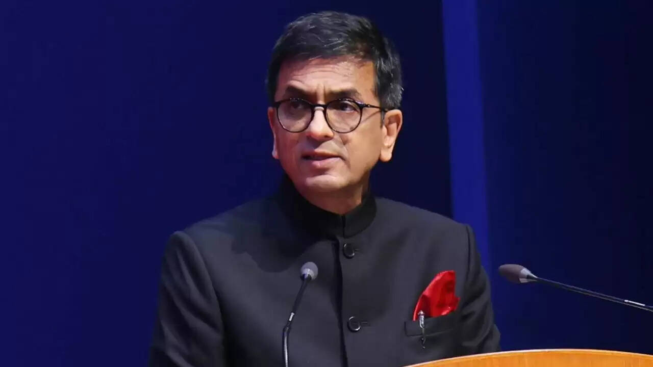 सुप्रीम कोर्ट का ऐतिहासिक कदम: पूर्व CJI से आवास खाली कराने की मांग