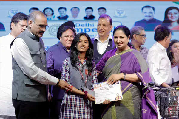 दिल्ली सरकार का साइकिल वितरण कार्यक्रम: छात्राओं के आत्मविश्वास को बढ़ावा