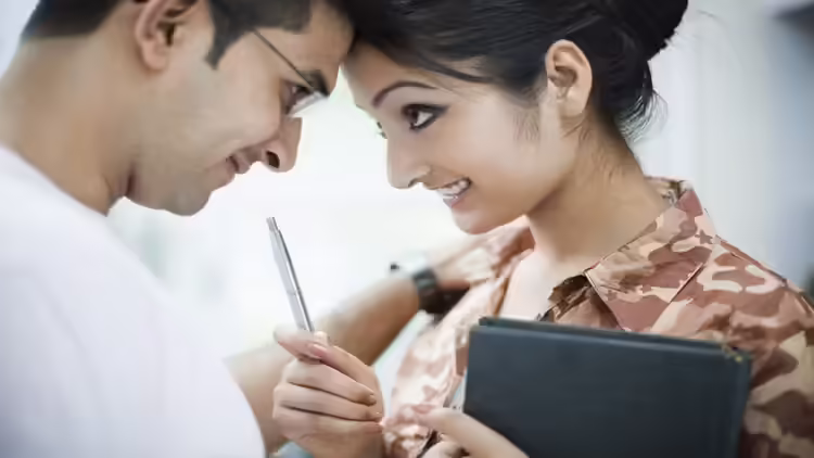 ऑफिस रोमांस: भारत में बढ़ती प्रवृत्ति और इसके पीछे के कारण