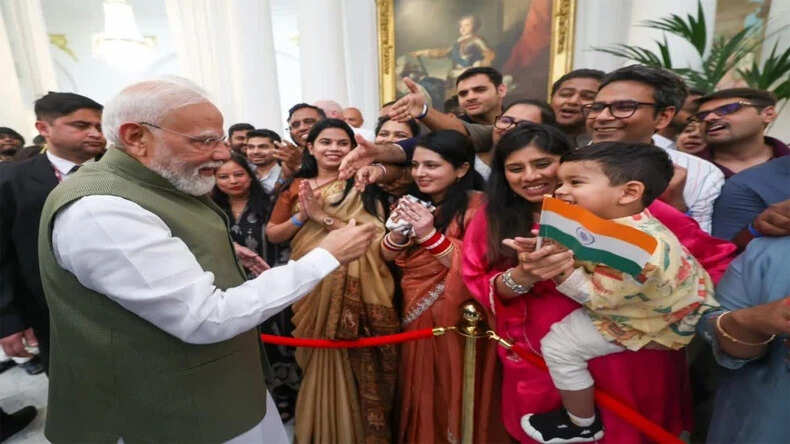 प्रधानमंत्री मोदी का नीस में भारतीय समुदाय द्वारा भव्य स्वागत