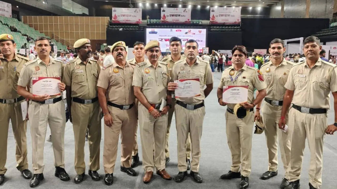 दिल्ली पुलिस का रक्तदान अभियान: 391 जवानों ने दिखाई मानवता की मिसाल