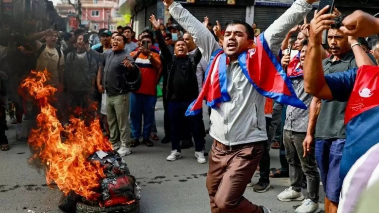 नेपाल में मंत्री की गाड़ी से टकराने वाली बच्ची की घटना ने उठाई युवा आक्रोश की लहर