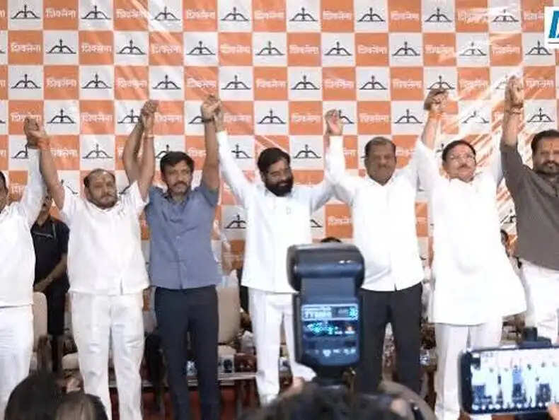 शिवसेना में फिर से टूट: उद्धव के 6 सांसद शिंदे के गुट में शामिल