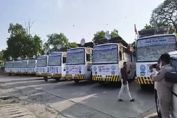 गुजरात में स्कूल प्रवेश महोत्सव की शुरुआत, स्कूल ऑन व्हील्स बसों का उद्घाटन