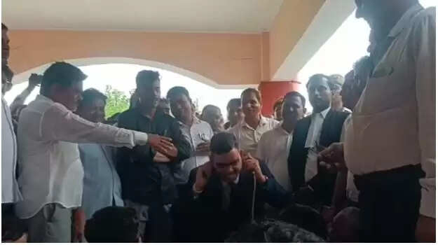 IAS अधिकारी रिंकू सिंह को वकीलों के सामने उठक-बैठक करने पर मजबूर होना पड़ा