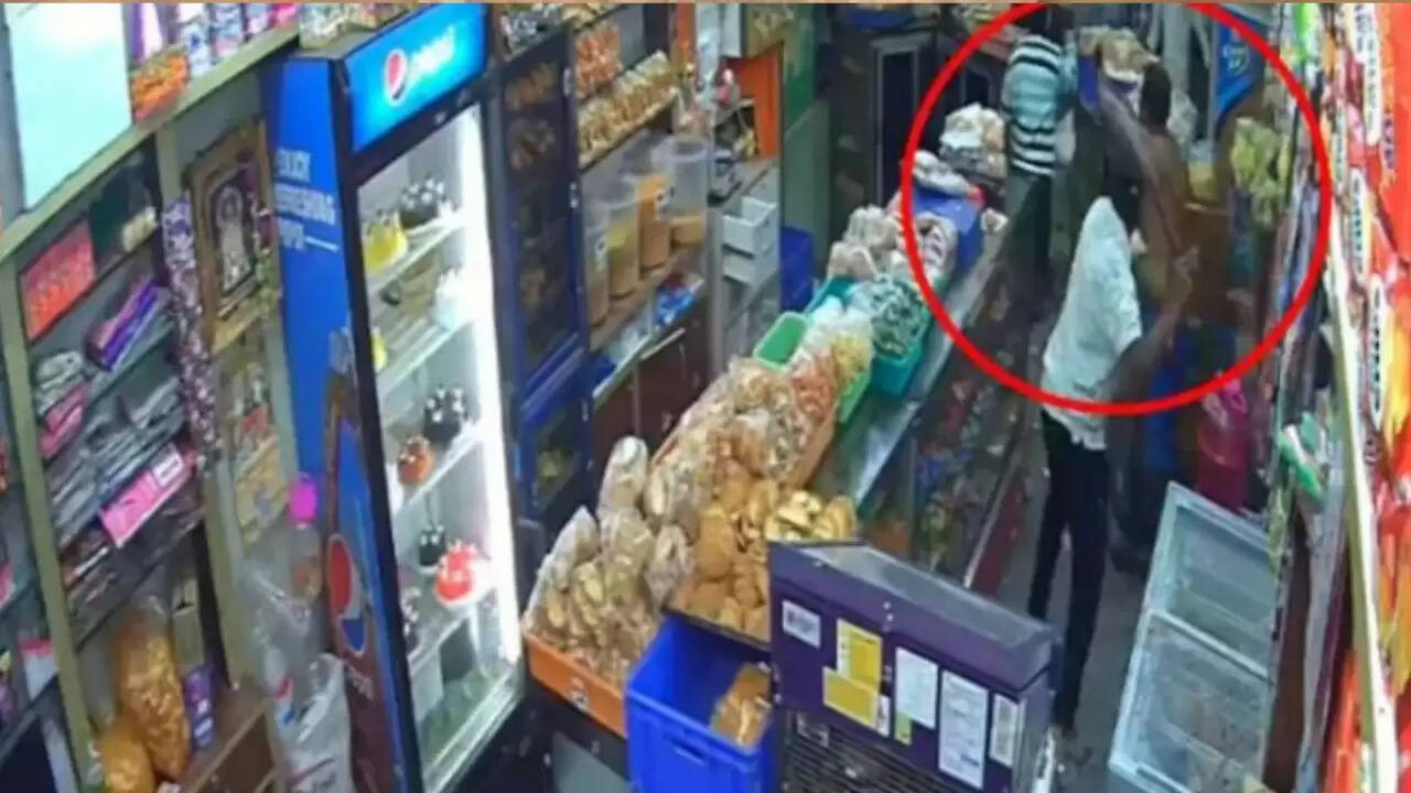 कर्नाटक में बेकरी के अंदर युवक की हत्या: CCTV में कैद हुई खौफनाक वारदात