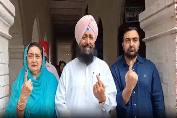 गुरदासपुर नगर परिषद चुनाव में मतदान जारी, प्रताप सिंह बाजवा ने किया वोट डालना