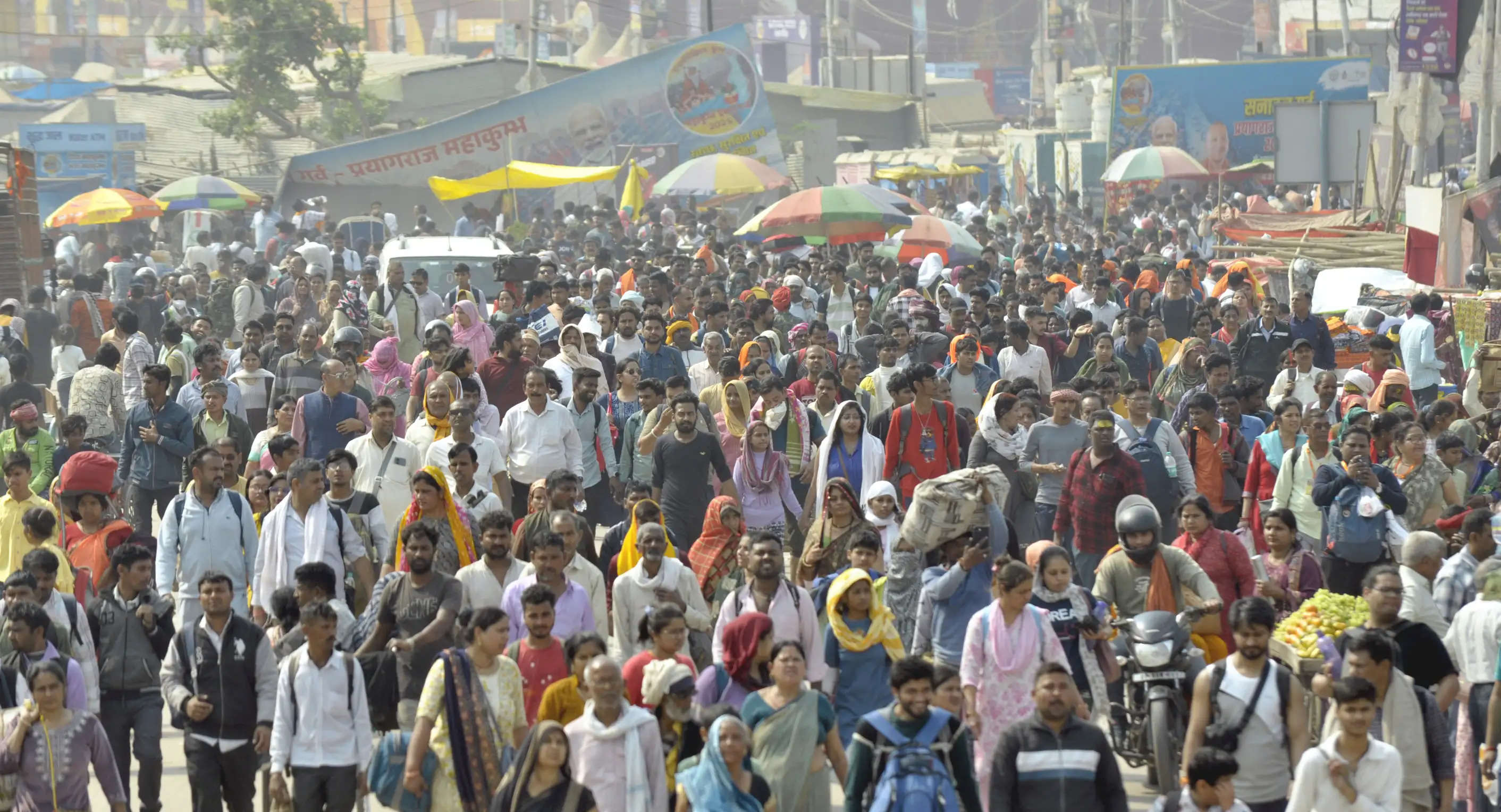 महाकुम्भ में संगम स्नान के लिये उमड़ा श्रद्वालुओं का रेला, श्रद्वालुओं के अवागमन से पटी सड़के