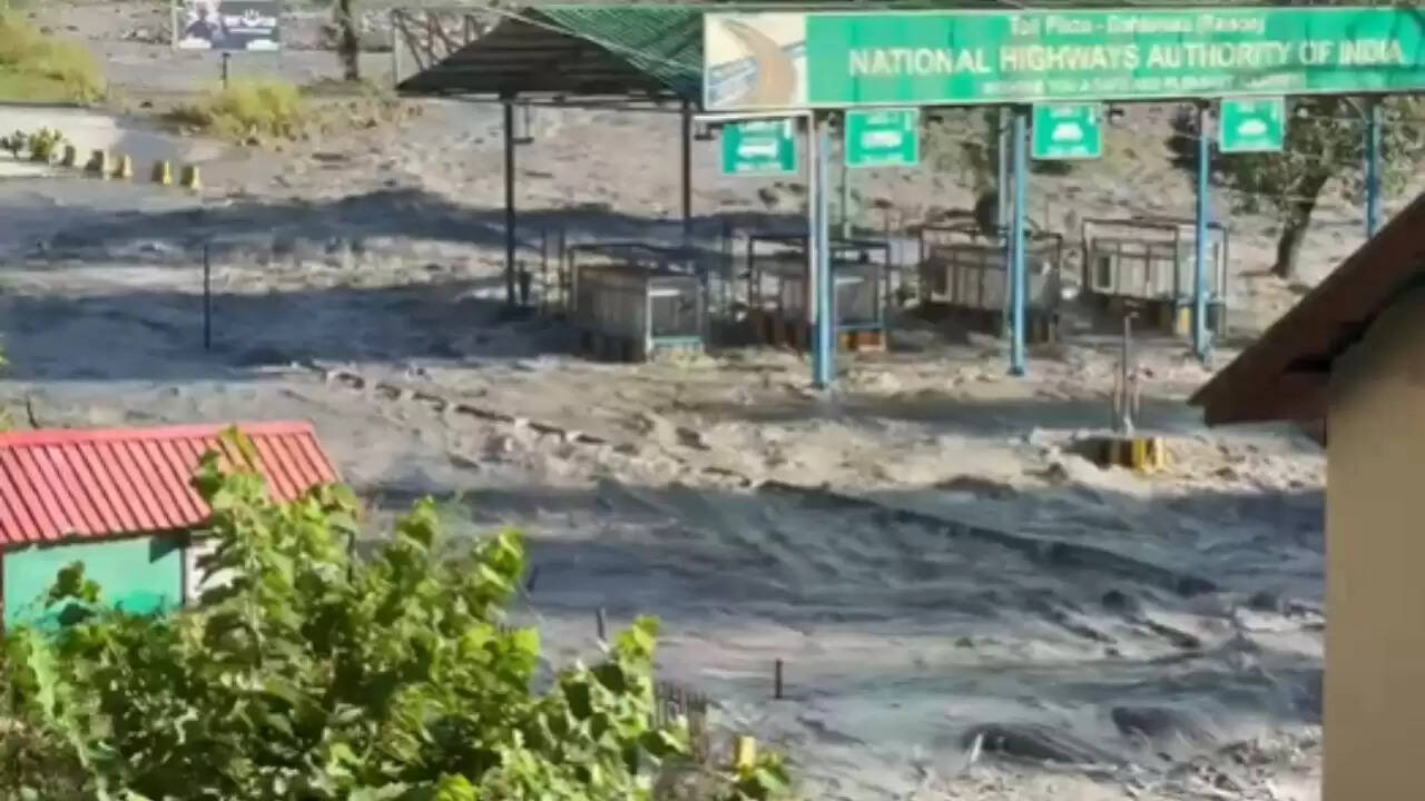 हिमाचल प्रदेश में बाढ़ से प्रभावित चंडीगढ़-मनाली हाईवे