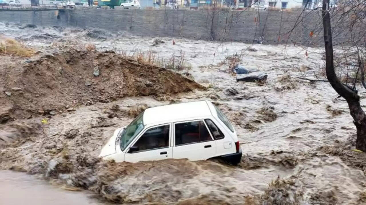 हिमाचल प्रदेश में बाढ़ का कहर: जानें क्या हो रहा है हालात