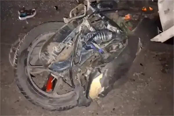 दर्दनाक सड़क दुर्घटना में पिता और बेटी की जान गई, मां गंभीर रूप से घायल