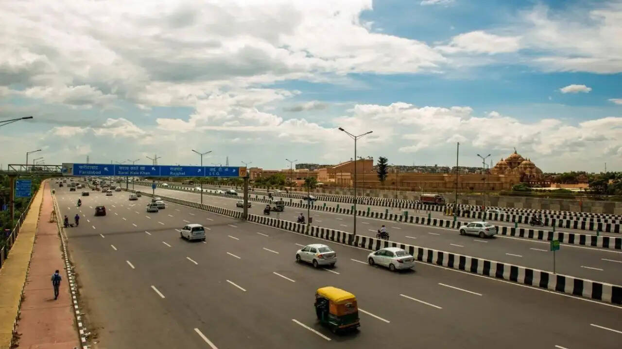 दिल्ली-नोएडा फ्लाईओवर पर यातायात बंद, जानें वैकल्पिक मार्ग