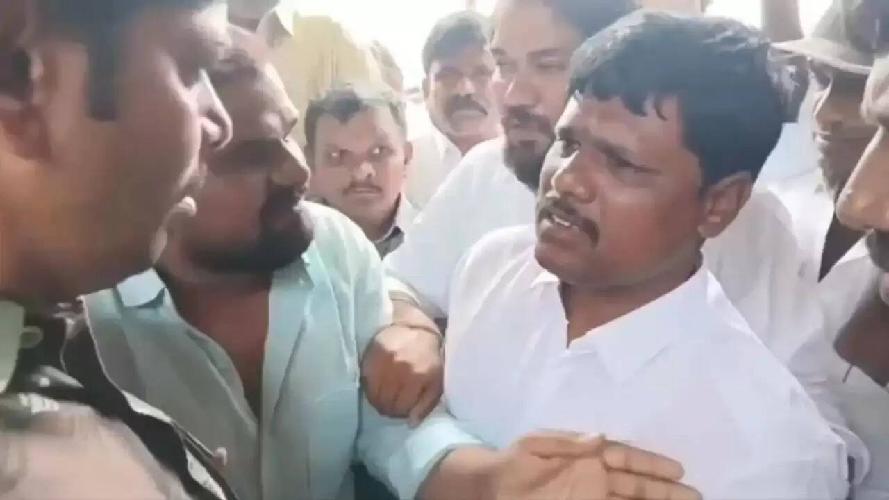 आंध्र प्रदेश में मंदिर में मंत्री के भाई द्वारा पुलिसकर्मी पर हमला: विवाद बढ़ा