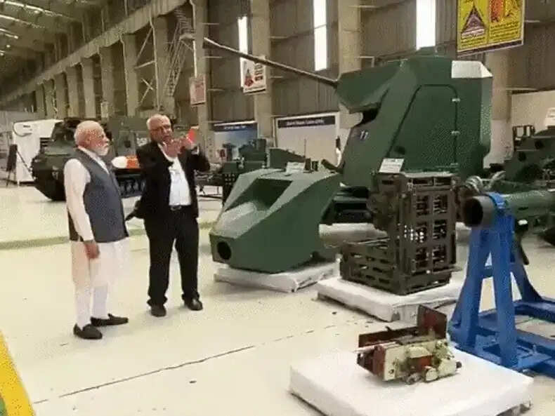 पीएम मोदी ने गुजरात में लार्सन एंड टुब्रो के आर्म्ड सिस्टम्स कॉम्प्लेक्स का दौरा किया