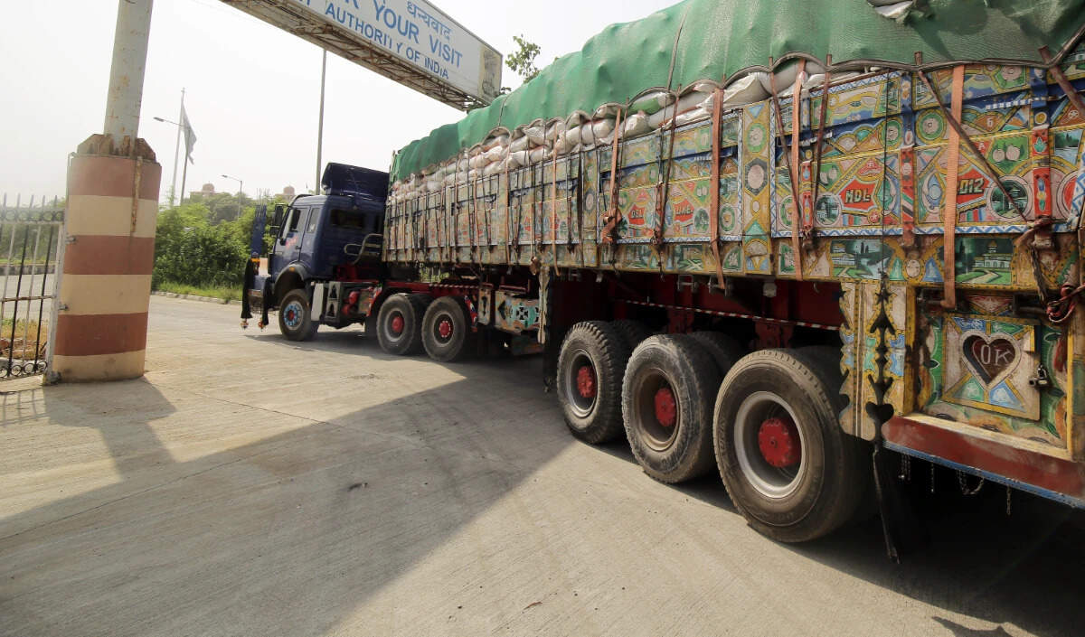 पाकिस्तान-अफ़ग़ानिस्तान सीमा पर व्यापार ठप, ट्रक चालक संकट में