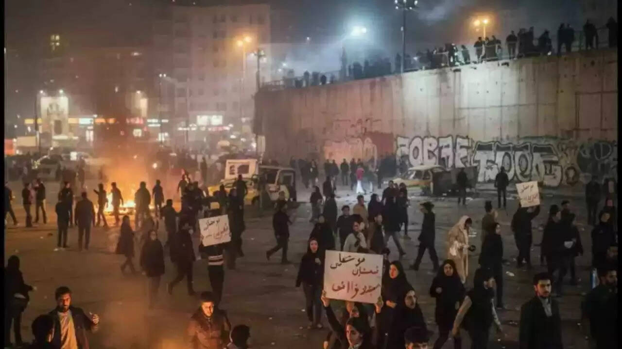 ईरान में आर्थिक संकट से राजनीतिक विद्रोह: प्रदर्शनकारियों का खामेनेई शासन के खिलाफ उग्र आंदोलन