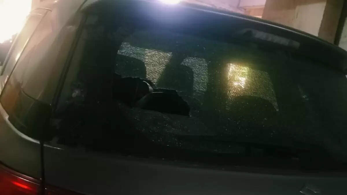 ग्रेटर नोएडा में पाइप फटने से कार को हुआ नुकसान, निवासियों ने उठाए सवाल