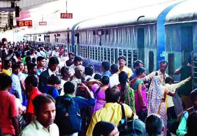 रेलवे ने बिना टिकट यात्रा पर जुर्माना दोगुना किया