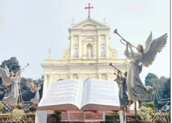 आगरा -प्रार्थना, कैरोल सिंगिंग और सतरंगी रोशनी के साथ आज रात जन्मेगें प्रभु यीशु