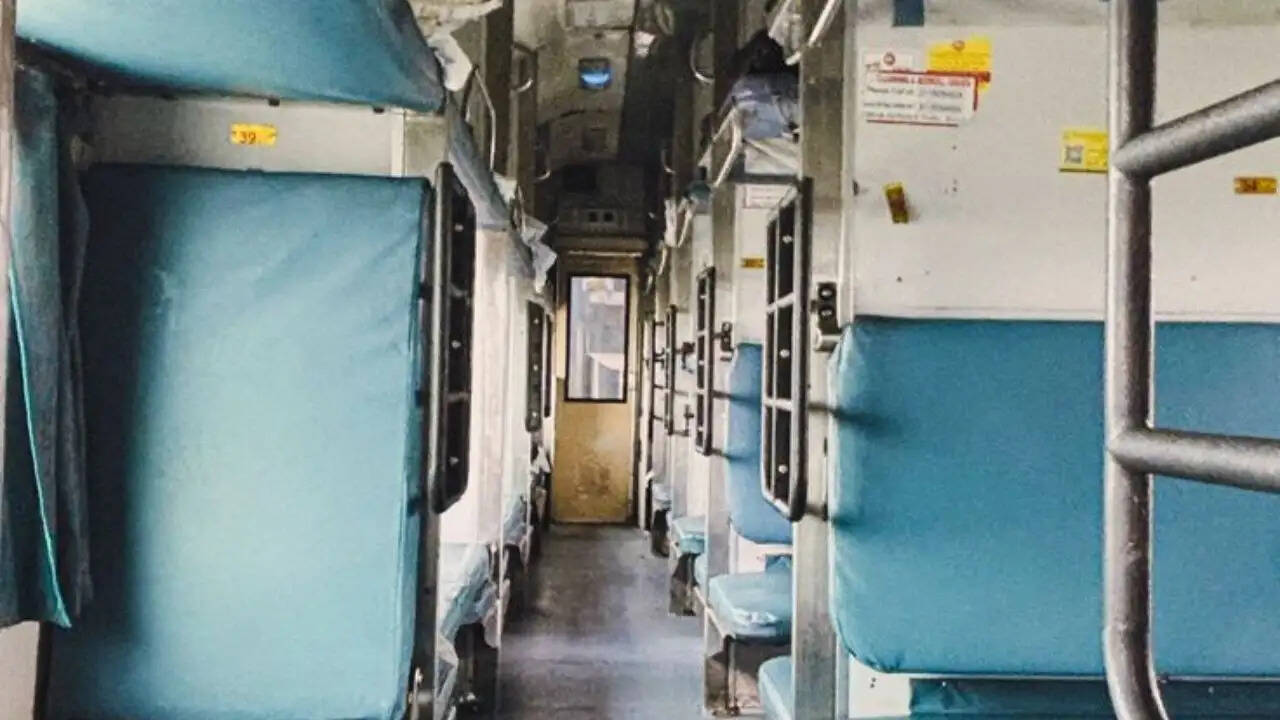 बिहार में ट्रेन के कोच में युवक का शव मिला, जांच जारी