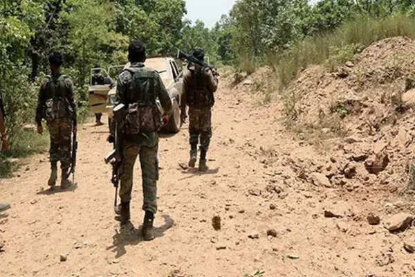 नक्सलियों का सामूहिक आत्मसमर्पण: तीन राज्यों के मुख्यमंत्रियों को भेजा पत्र