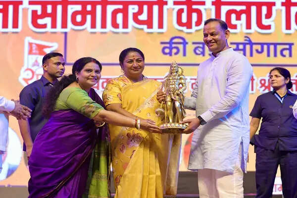 दिल्ली में रामलीला का भव्य आयोजन: मुख्यमंत्री रेखा गुप्ता की उपस्थिति