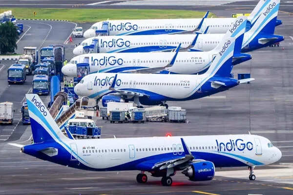 IndiGo एयरलाइन के संकट का कारण: 2000 उड़ानें रद्द, यात्रियों की बढ़ती परेशानियाँ