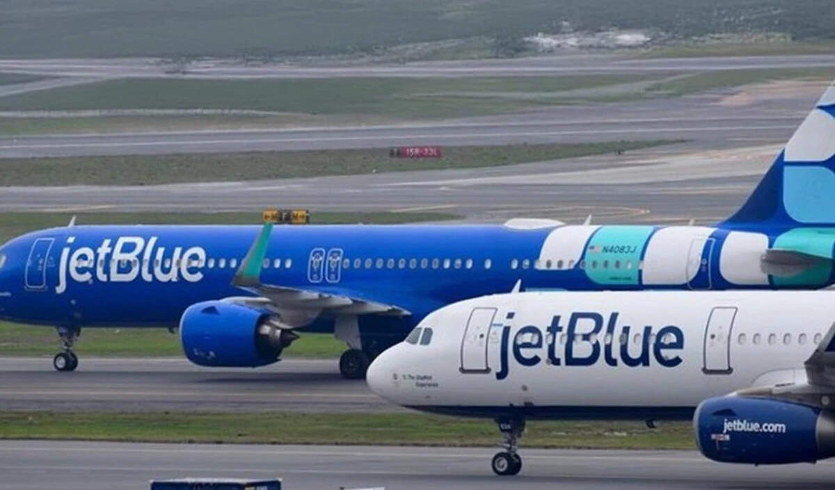 जेटब्लू की उड़ान में अचानक ऊंचाई गिरने से आपात लैंडिंग, कई यात्री घायल