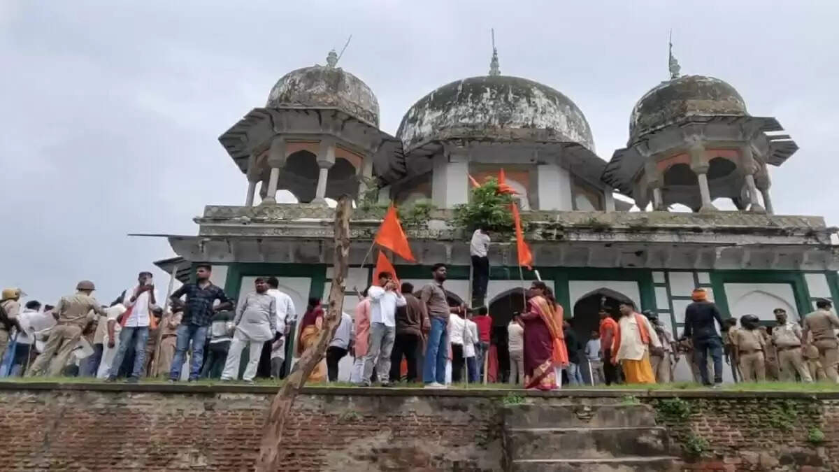 फतेहपुर में मकबरा-मंदिर विवाद: दो पक्षों के बीच हिंसा