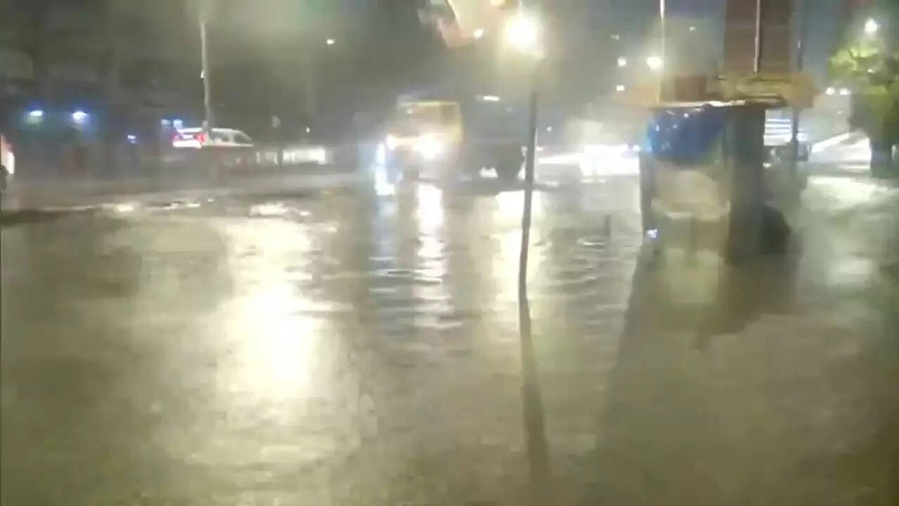 मुंबई में भारी बारिश: IMD ने जारी किया ऑरेंज और रेड अलर्ट