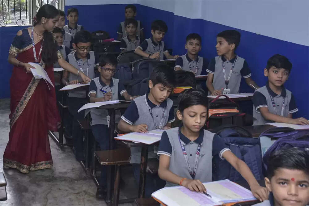 शिक्षकों की बढ़ती जिम्मेदारियों से प्रभावित हो रही है शिक्षा प्रणाली