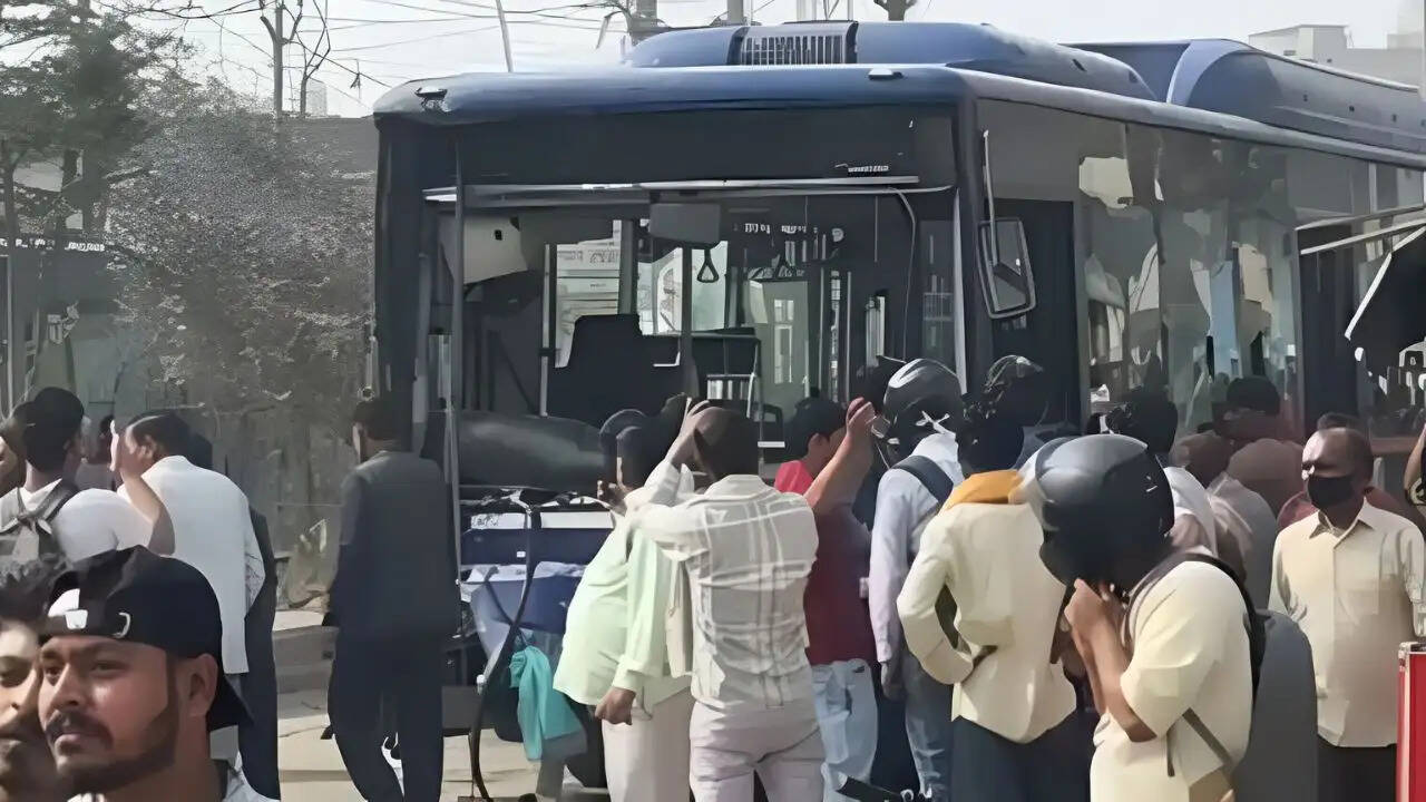 दिल्ली में सड़क हादसे से दो की मौत, भीड़ ने बस में लगाई आग