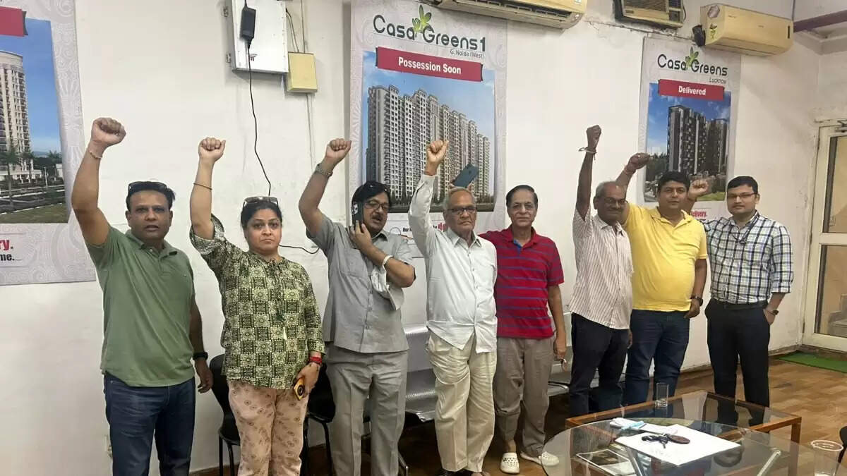 ग्रेटर नोएडा वेस्ट में बिजली संकट: निवासियों का प्रदर्शन