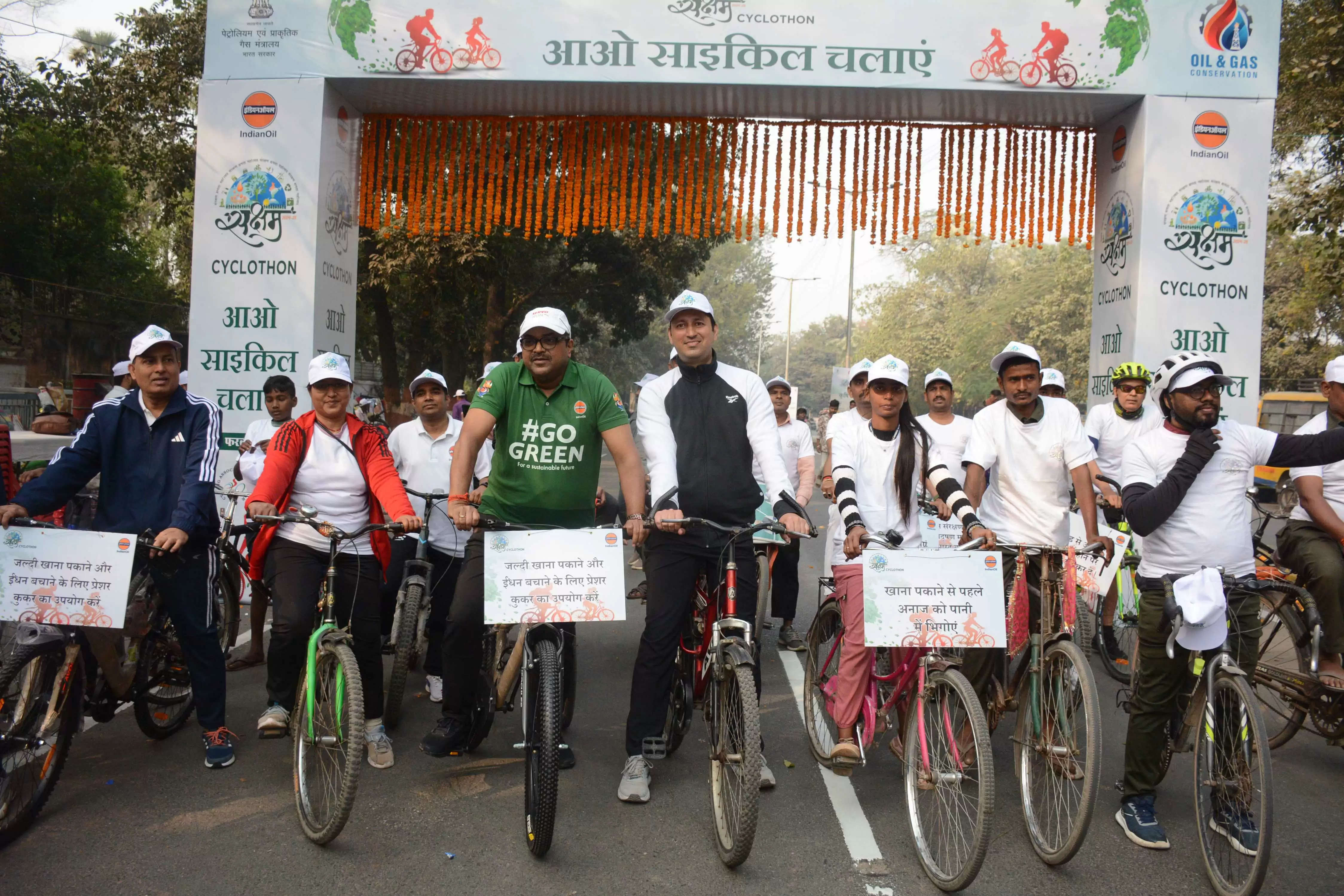 इंडियन आयल के साईंक्लोथॉन को झंडी दिखाकर रवाना करते कार्यकारी निदेशक संजीव कुमार चौधरी