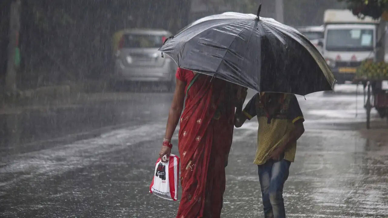 दिल्ली और आसपास के क्षेत्रों में मौसम में बदलाव, भारी बारिश की संभावना