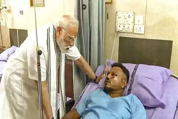 अहमदाबाद विमान हादसे में बचे विश्वास कुमार रमेश की कहानी