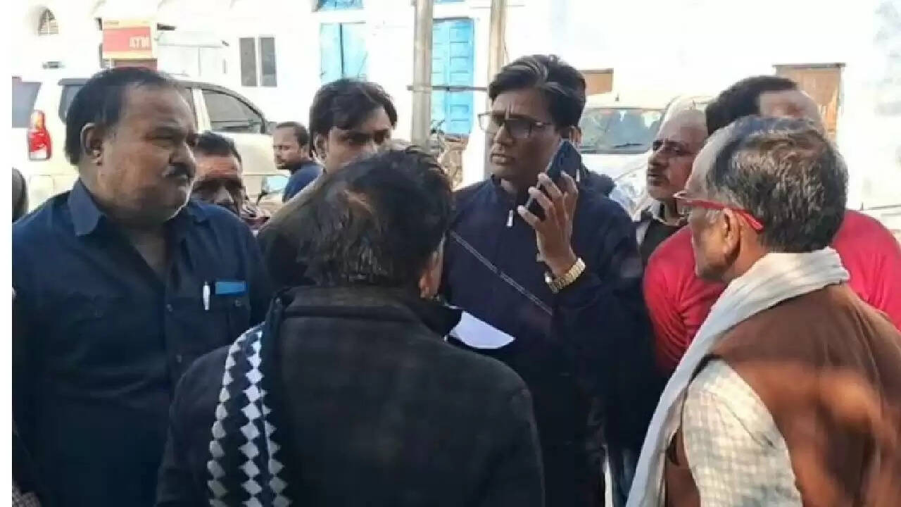 इटावा में महिला की संदिग्ध मौत: क्या टीटीई ने किया धक्का?