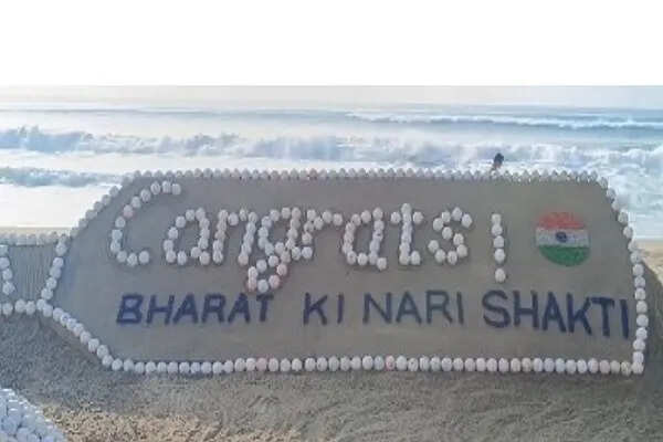 महिला क्रिकेट टीम की ऐतिहासिक जीत पर सुदर्शन पटनायक की रेत की कलाकृति