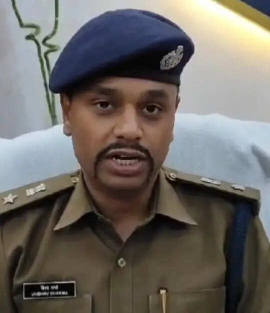 युवक को लाठी से पीटने के मामले में पुलिसकर्मी निलंबित