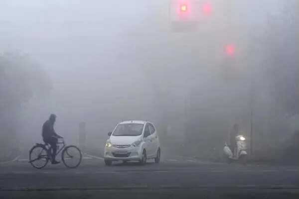 दिल्ली-एनसीआर में घने कोहरे और प्रदूषण से जनजीवन प्रभावित