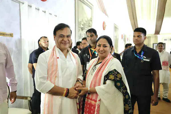 दिल्ली की मुख्यमंत्री रेखा गुप्ता ने असम में शपथ ग्रहण समारोह में भाग लिया