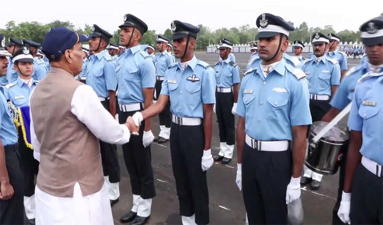 राजनाथ सिंह ने नए कैडेट्स को युद्ध की चुनौतियों के लिए तैयार रहने की दी सलाह