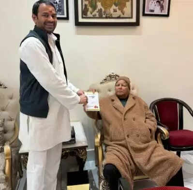 बिहार में मकर संक्रांति पर तेज प्रताप यादव का दही-चूड़ा भोज, लालू यादव का समर्थन