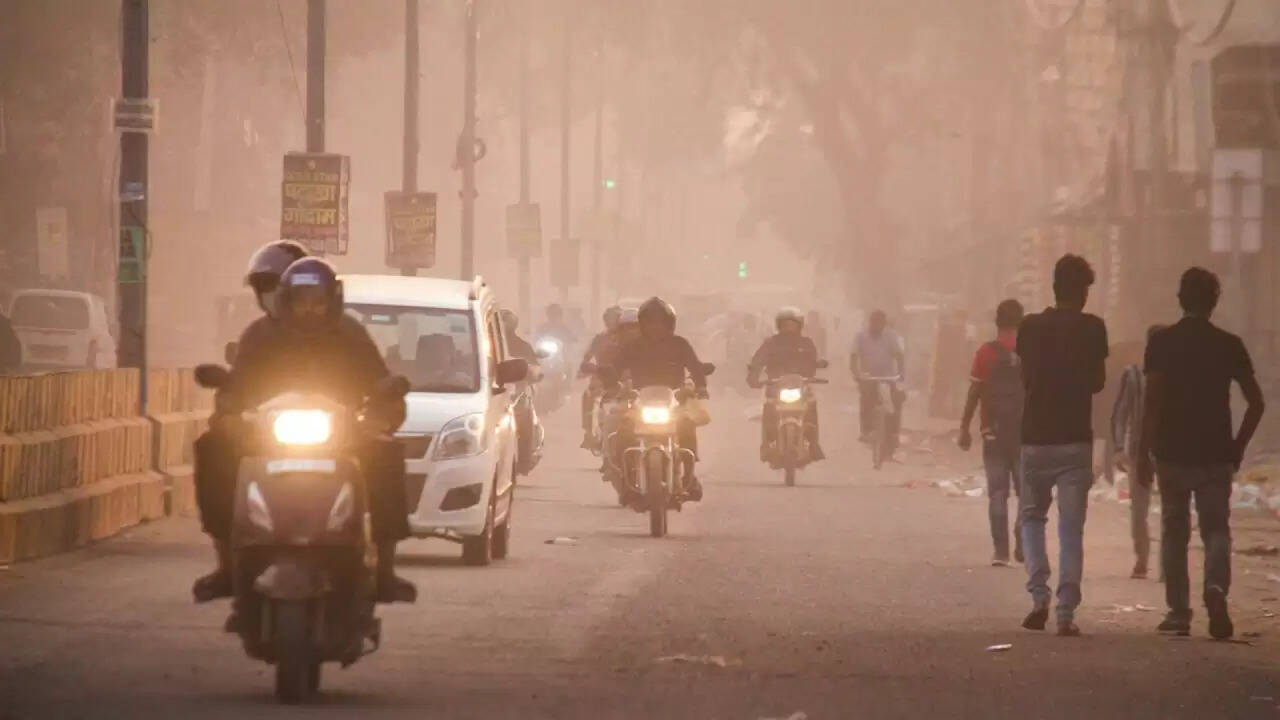 दिल्ली-एनसीआर में सर्दी और प्रदूषण का संगम: जानें क्या है स्थिति