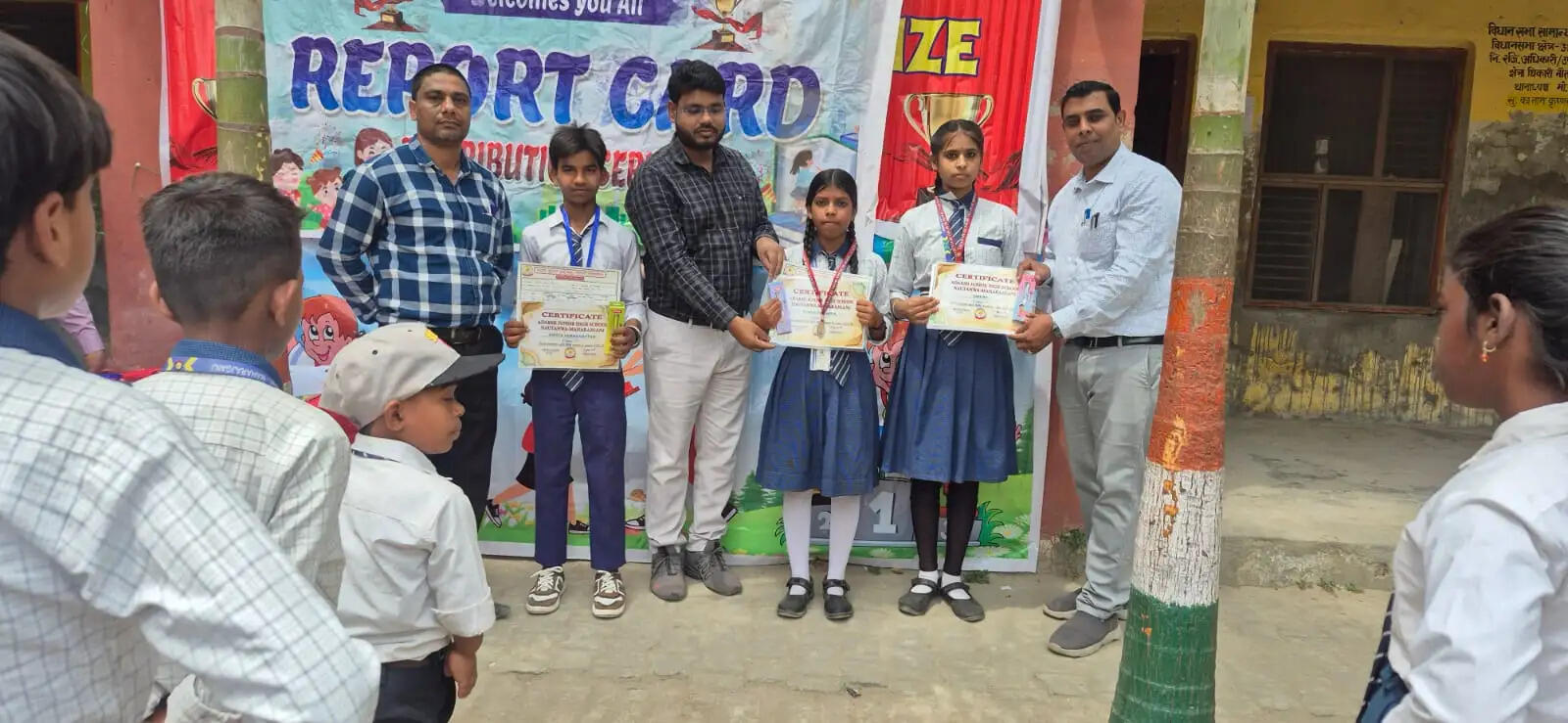 आदर्श जूनियर हाईस्कूल नौतनवां में मेधावी छात्रों का सम्मान समारोह