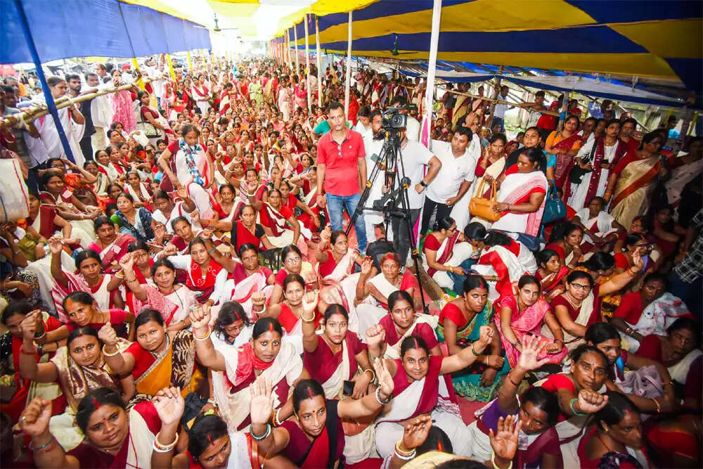 बिहार चुनाव में नकदी वितरण, महाराष्ट्र में योजनाओं पर असर