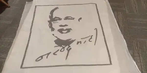 धागों से बुनी प्रधानमंत्री मोदी की तस्वीर, पद्मश्री से सम्मानित बीरेन बसाक की अद्भुत कला