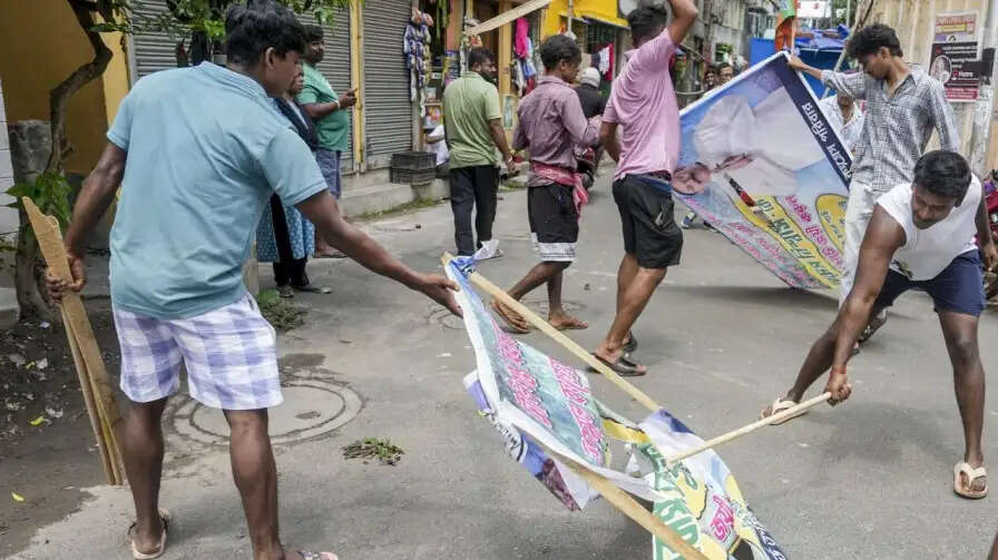 पश्चिम बंगाल चुनाव परिणामों के बाद हिंसा की लहर, टीएमसी और बीजेपी कार्यकर्ताओं की मौत